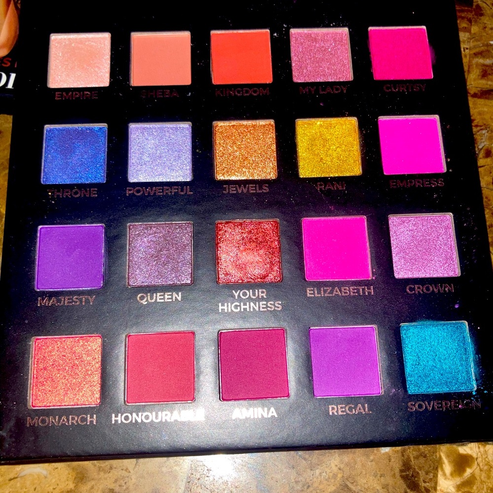 Eloise The Queen eyeshadow palette